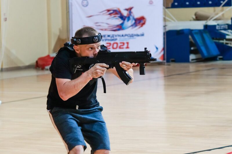 Игрок LASERWAR в прицеле, готов к атаке.